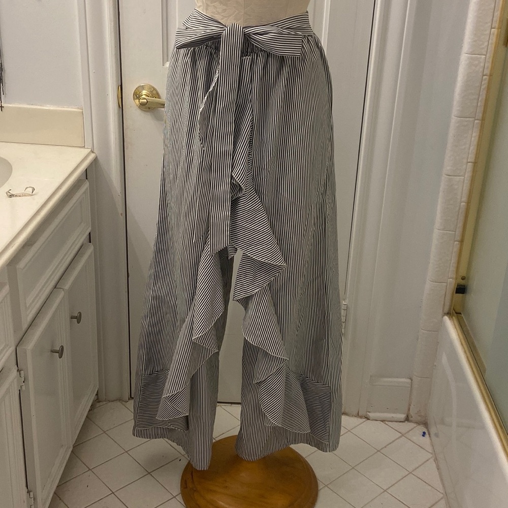 BLUE AND WHITE STRIPED FLOWY PANTS